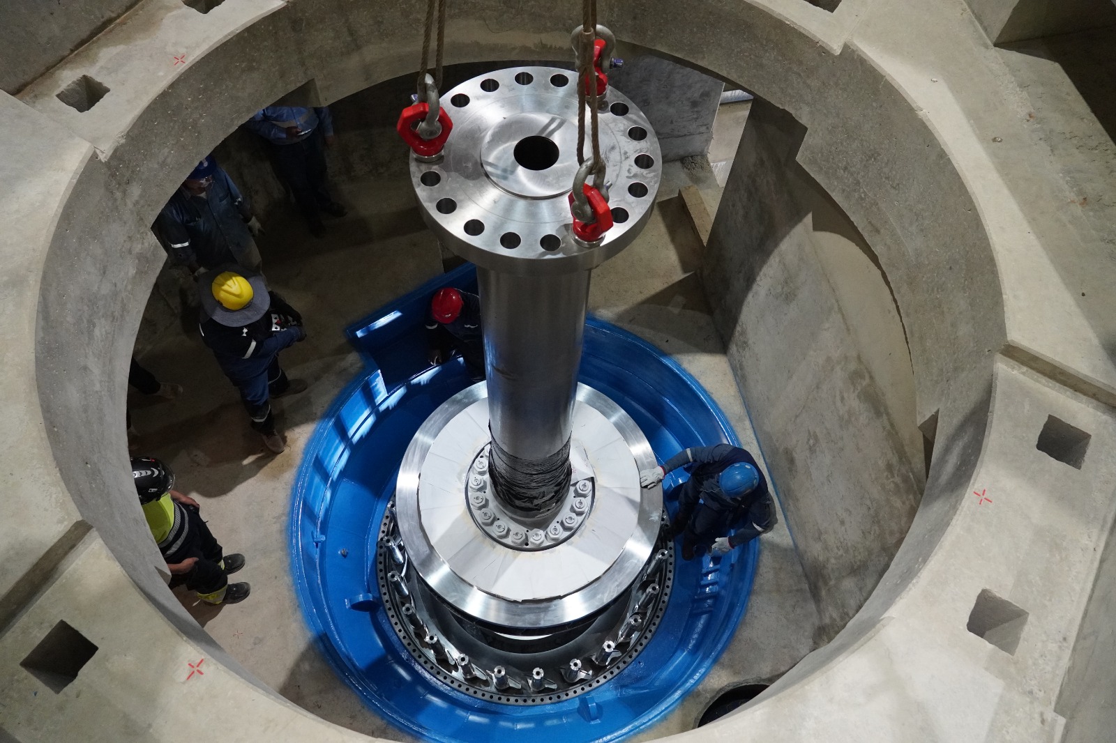 La construcción de la hidroeléctrica Ivirizu de Cochabamba avanza y empieza montaje de turbinas 