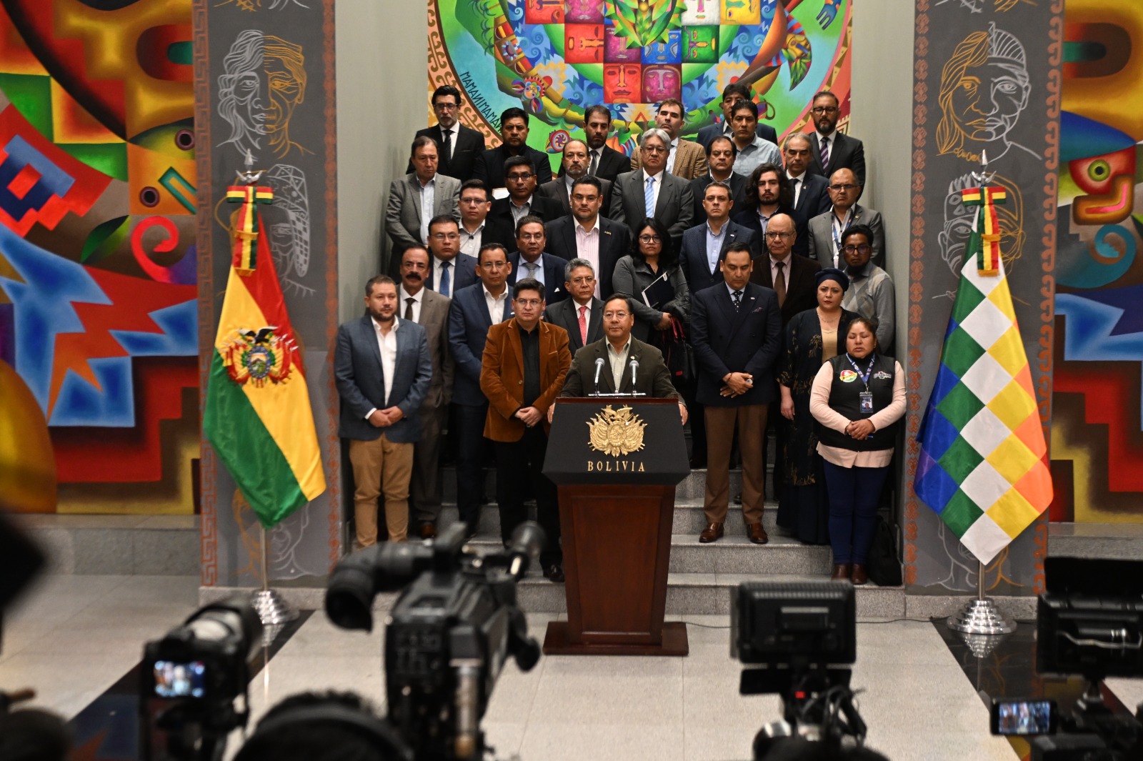 Arce asegura que el “cuello de botella” de la falta de dólares debe ser enfrentado con el sector privado, descarta control de divisas