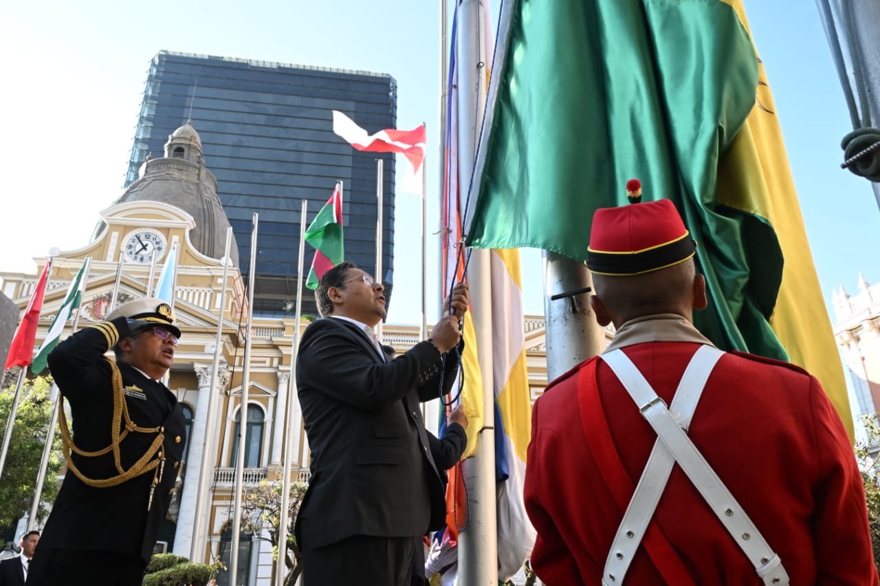 Arce conmemora los 199 años de creación de la bandera nacional, símbolo unificador de Bolivia
