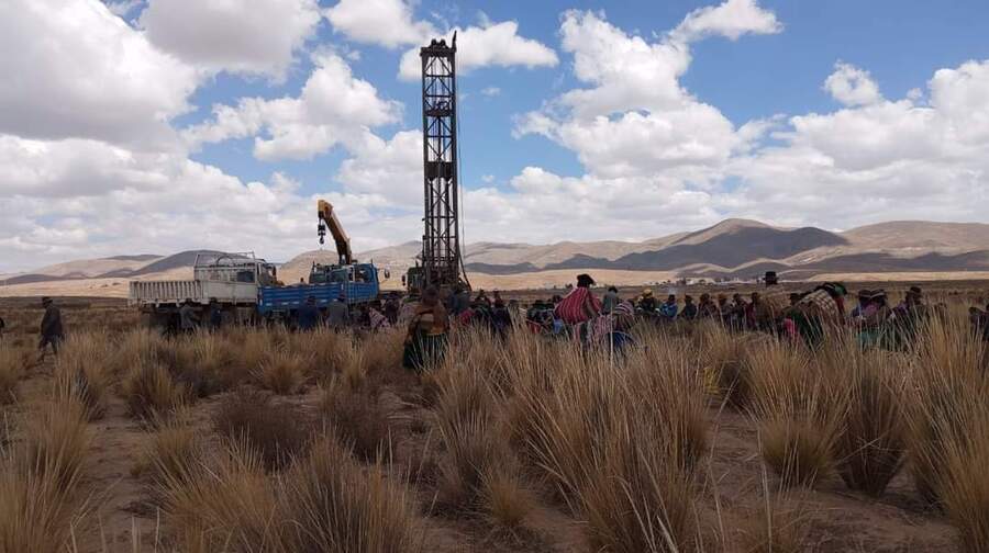 Perforan pozo para garantizar agua en regiones productoras de Colquencha en La Paz Perforan pozo para garantizar agua en regiones productoras de Colquencha en La Paz 