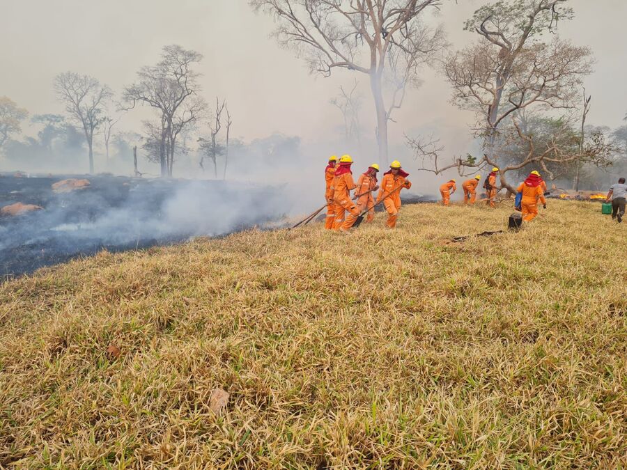 Suspenden clases presenciales en comunidad cruceña por la humareda de los incendios forestales