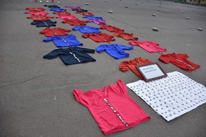 Secuestran en La Paz droga oculta en zapatillas y botones de blusas