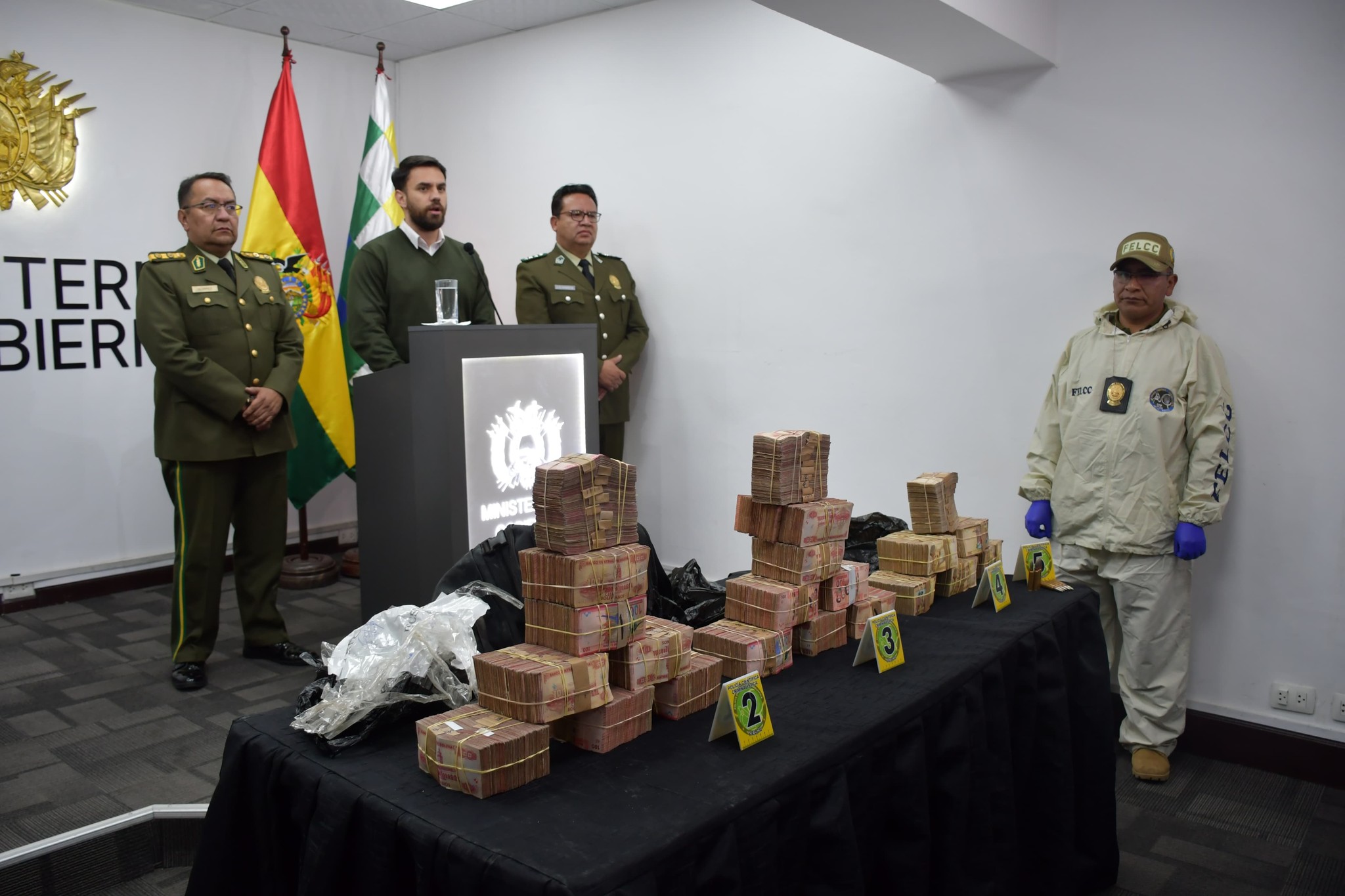 Policía recupera Bs 2,8 millones del triple asesinato en Yungas, captura a los involucrados y da por esclarecido el caso