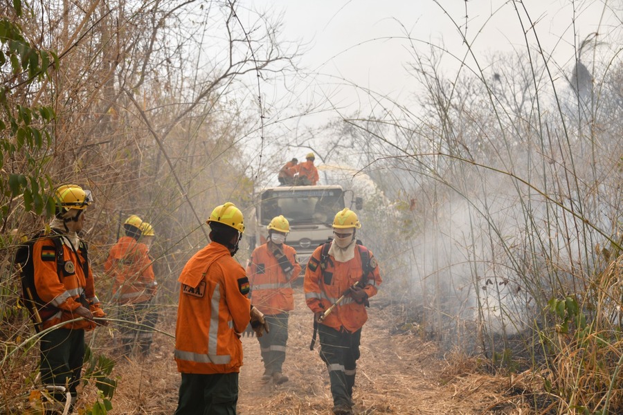 Bomberos combaten el fuego en 53 comunidades de 18 municipios de Santa Cruz, Beni y Pando