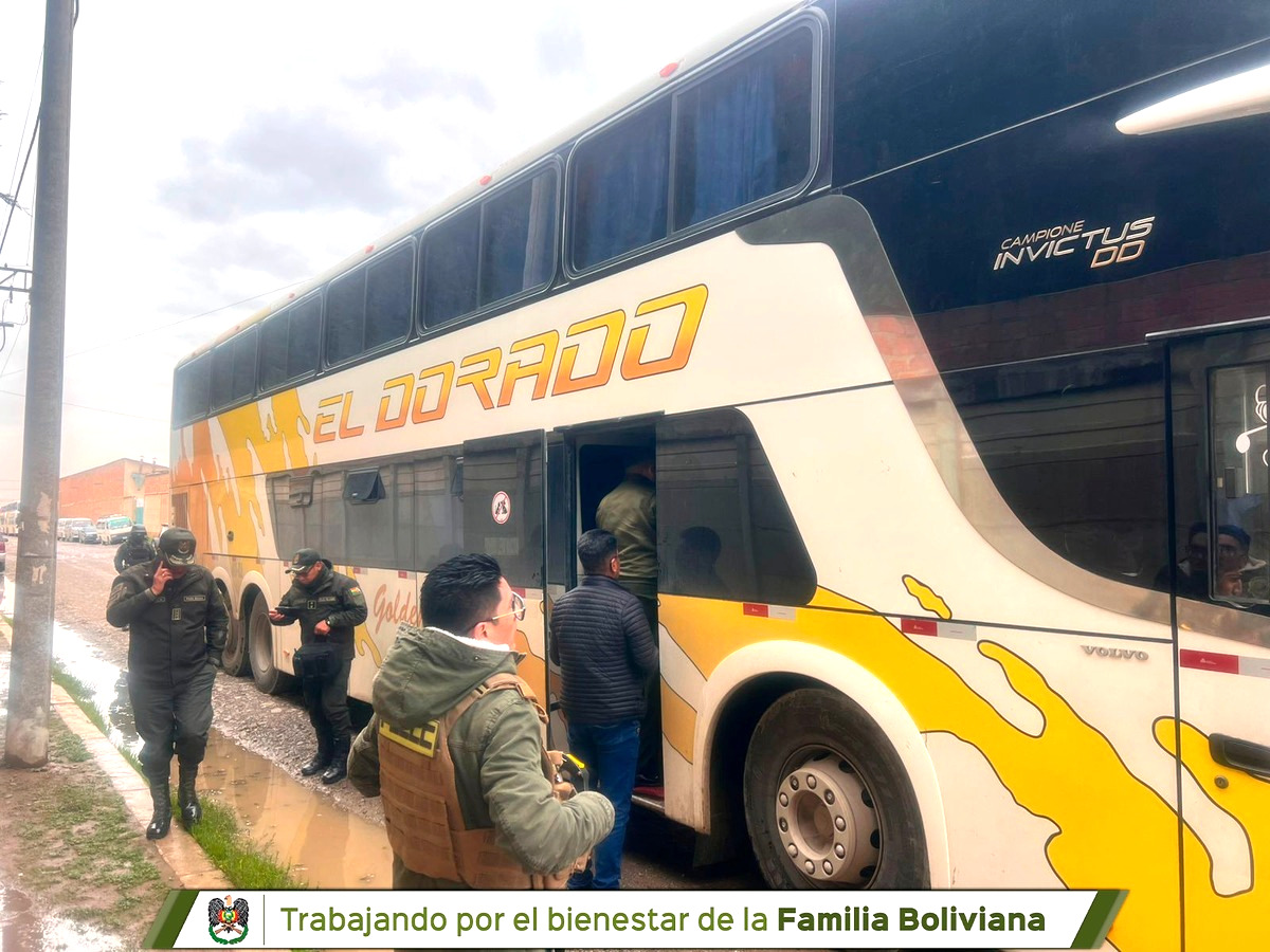 Descubren en dos buses a 51 africanos que iban a ser llevados ilegalmente a Perú, detienen a 4 “coyotes”