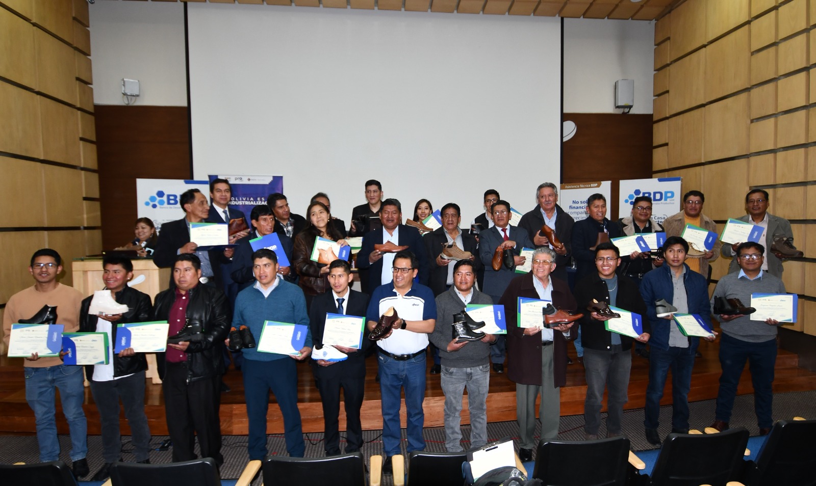 Capacitan a 40 calzadistas para que optimicen su producción y accedan a mercados internacionales 