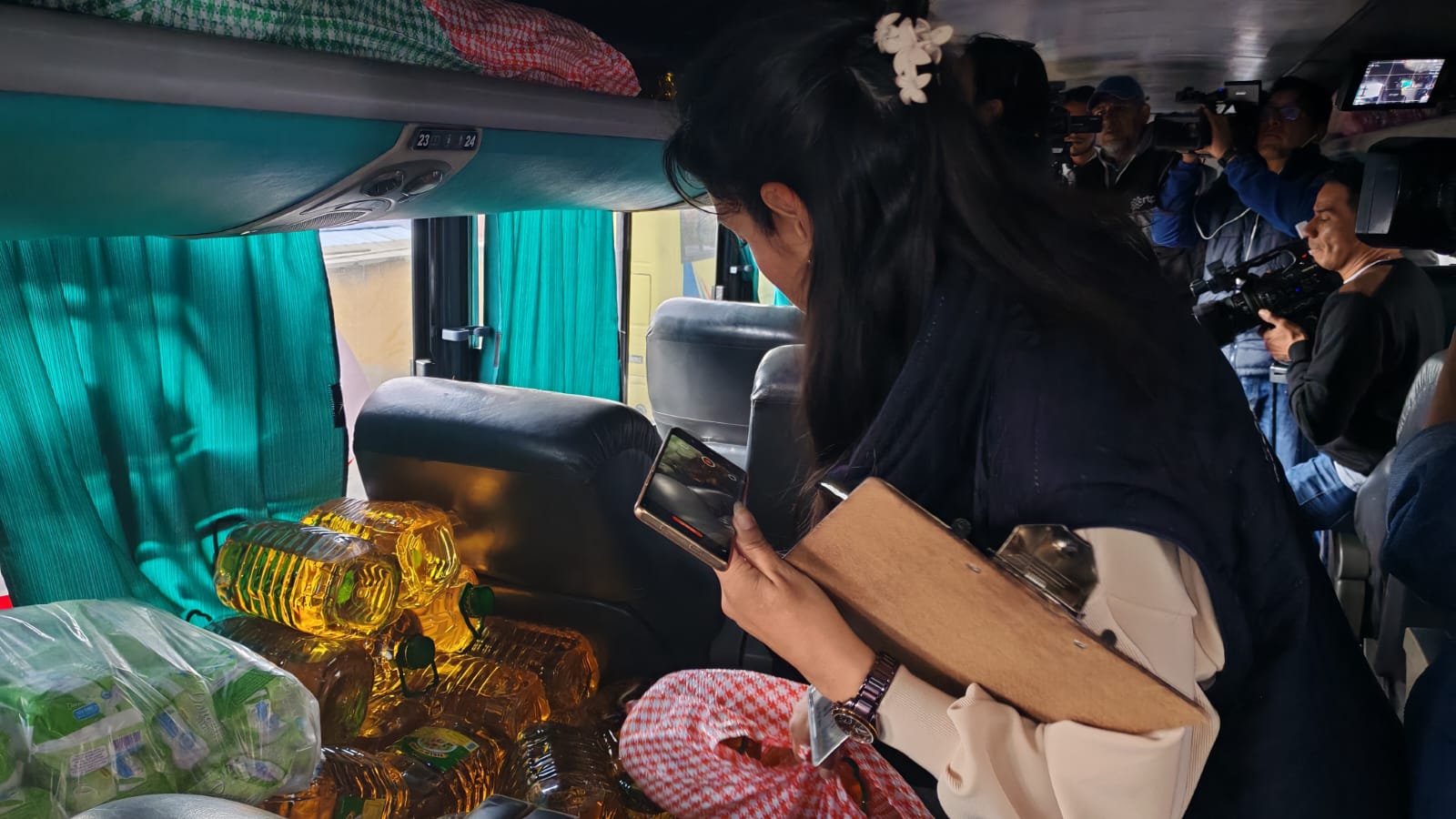 Descubren bus lleno de aceite comestible sin registro ni documentación en la Terminal de Buses de La Paz