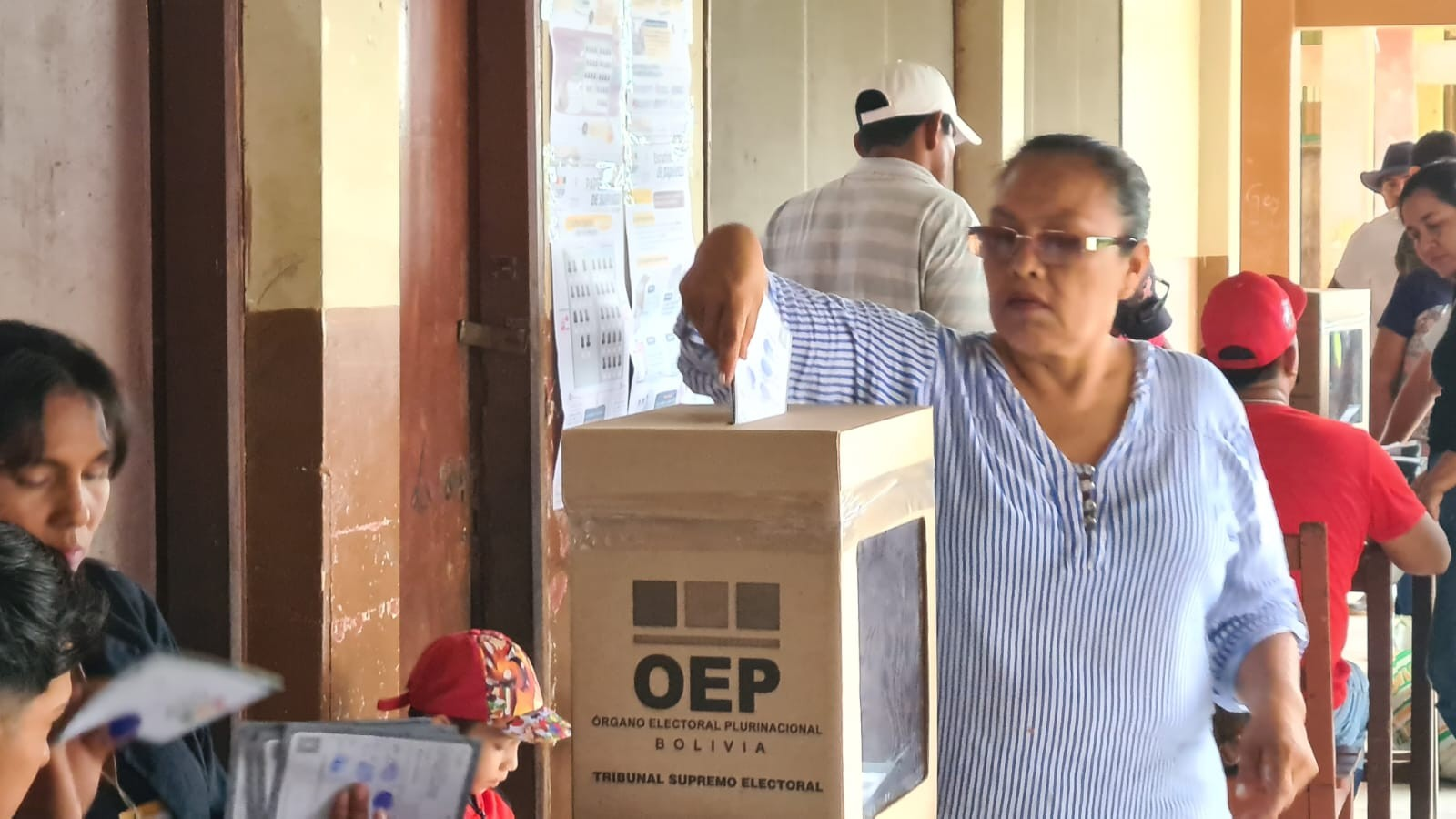 Ciudadana emite su voto en Beni, Elecciones Judiciales 2024. Foto: TSE