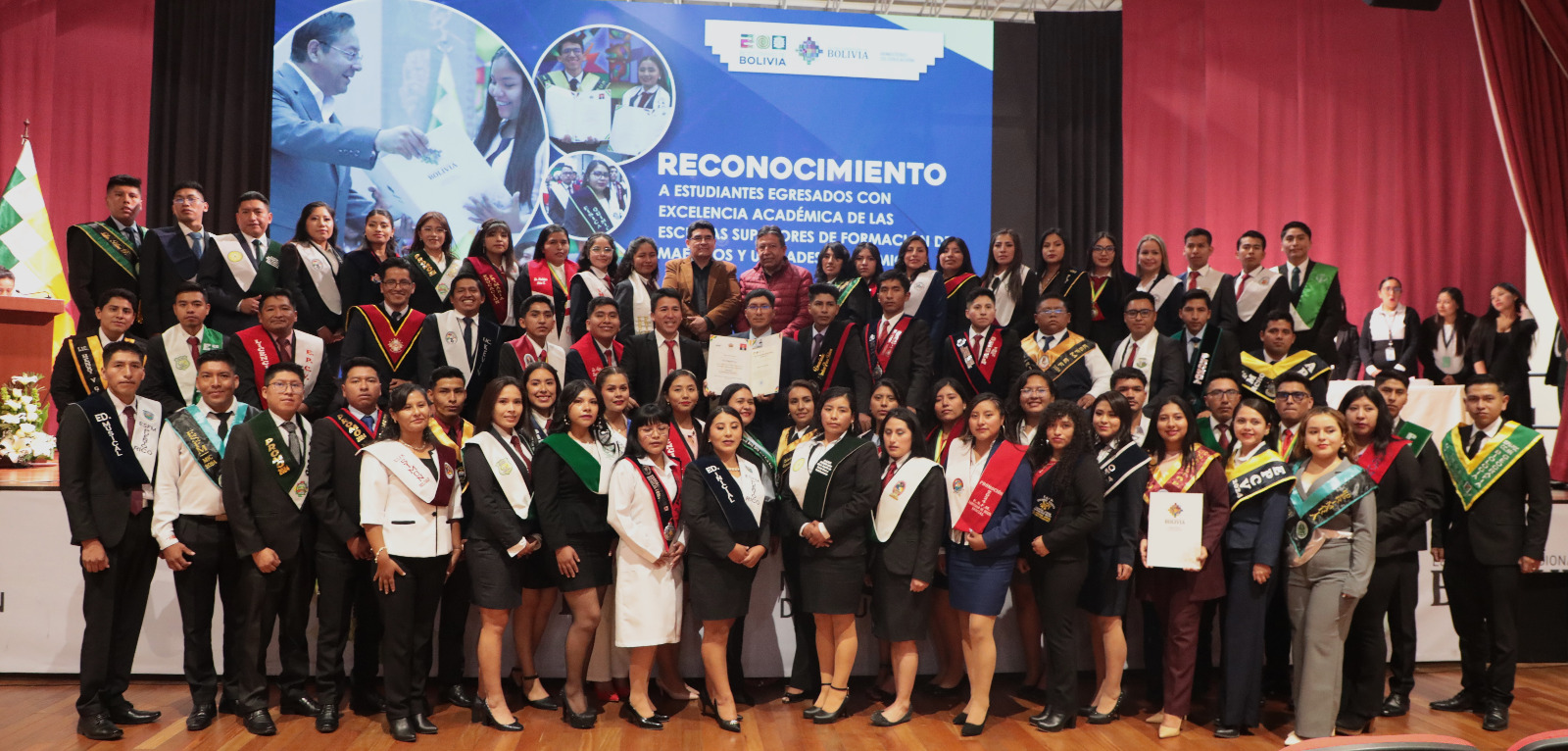 Acto de entrega de títulos profesionales e ítems a maestros con excelencia académica 2024. Foto: VPEP