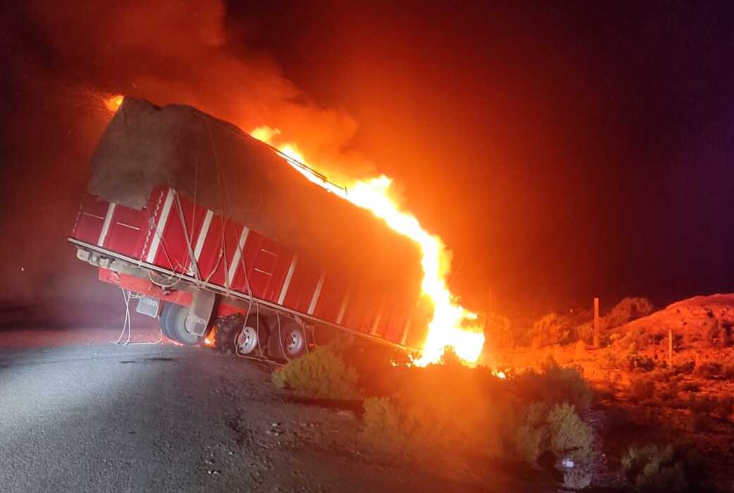 Incineran camión cargado con artefactos de línea blanca ilegal ante acción violenta de contrabandistas 