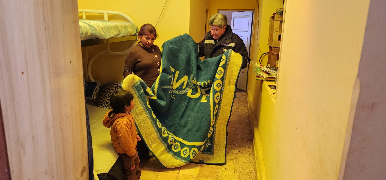 En Oruro donan frazadas a personas en situación de vulnerabilidad y overoles a lustra calzados