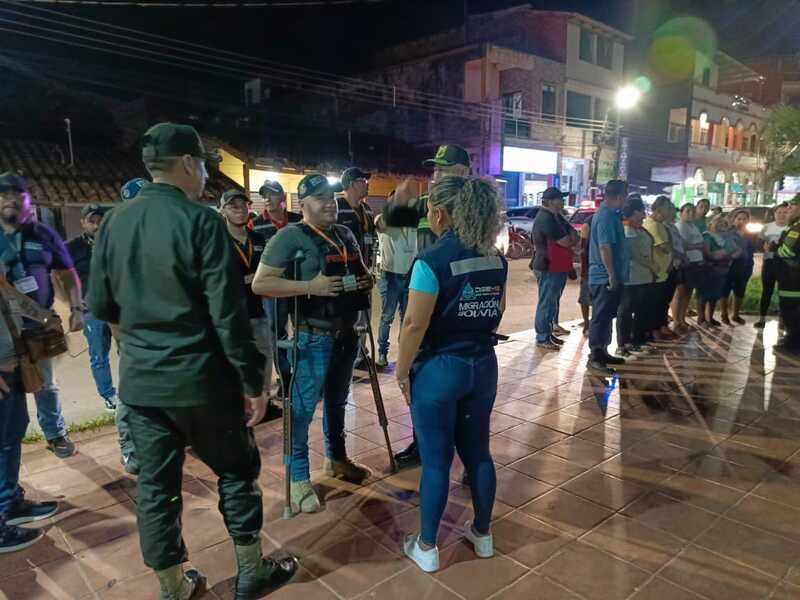 Interceptan a 10 extranjeros indocumentados en Santa Cruz y los conminan a regularizar su situación