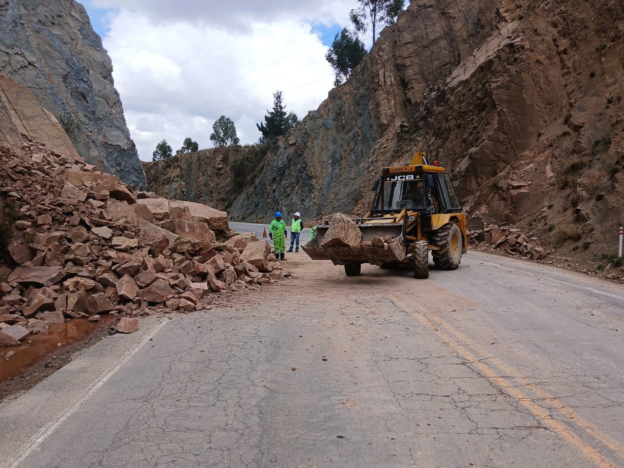 Más de 1.800 trabajadores y maquinaria pesada mantienen rutas transitables en la Red Vial
