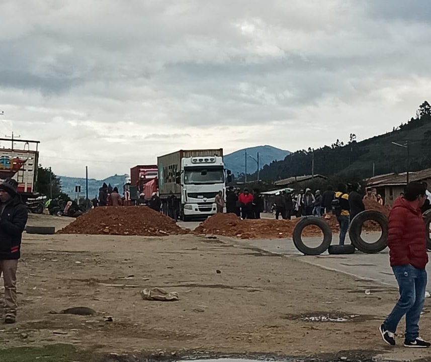 Terminal de El Alto suspende salidas de buses a Santa Cruz por bloqueo en las carreteras nueva y antigua 
