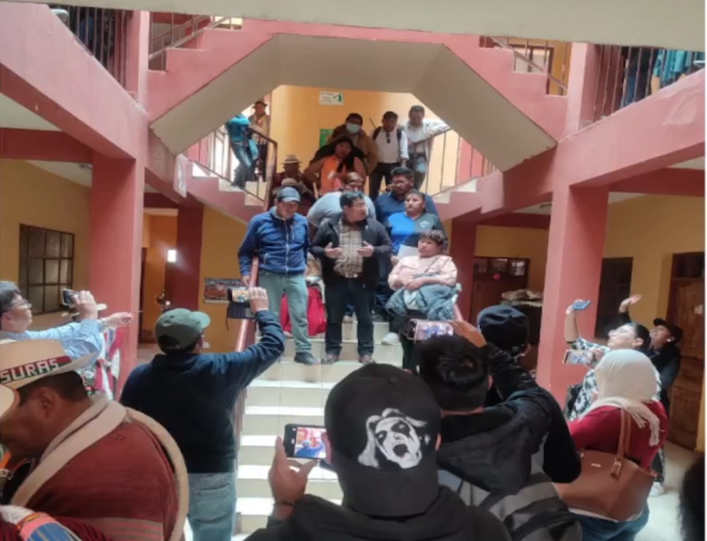 “Única” de Oruro denuncia que seguidores de Camacho y Morales tomaron la Radio Bolivia