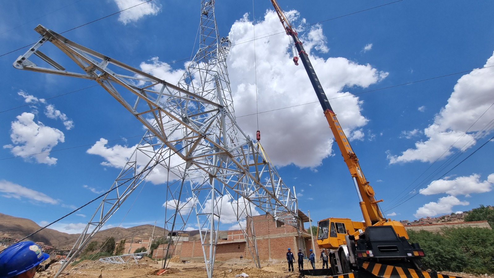ENDE sustituye torre afectada por deslizamientos en línea eléctrica Valle Hermoso - Santiváñez de Cochabamba