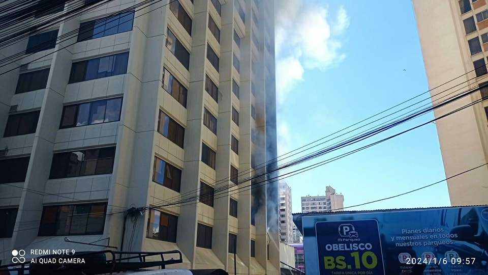 Bomberos sofocan incendio en el Palacio de Comunicaciones en la ciudad de La Paz 