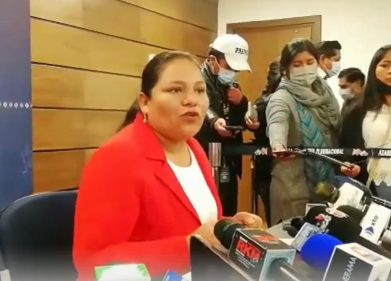 Diputada Choque pide revisar la condición de “refugiado político” del peruano Walter Chávez