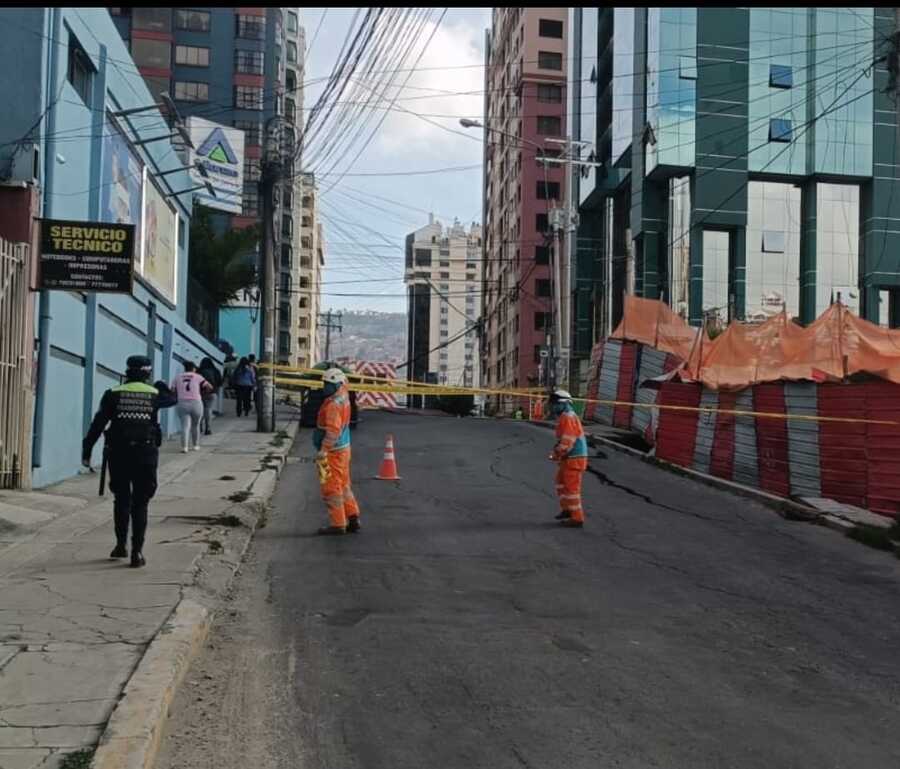 Implementan cordón de seguridad tras caída de plataforma en la avenida 20 de Octubre de La Paz 