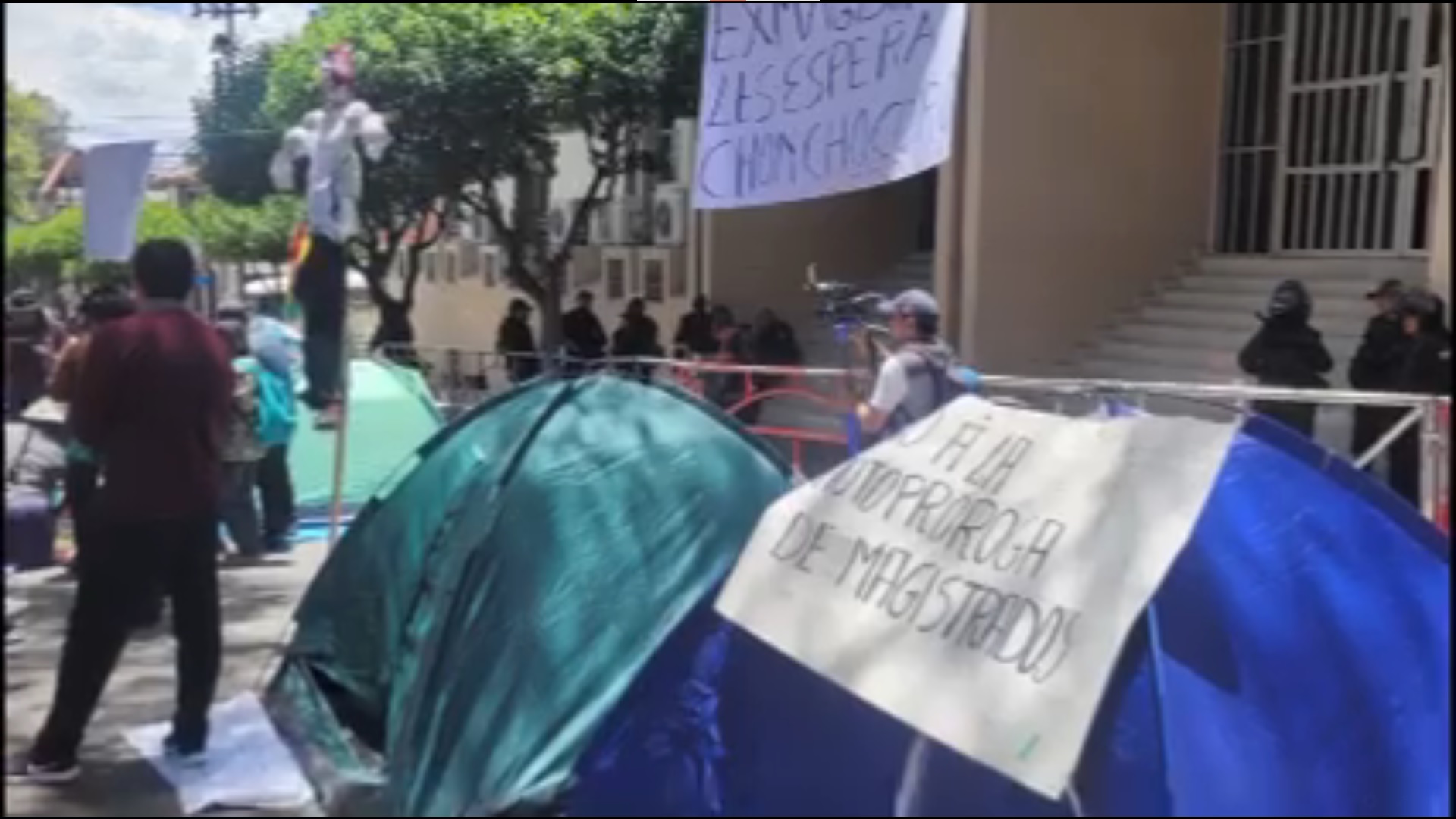 “Evistas” fracasan con reducida concentración contra el Judicial y el TCP en Sucre