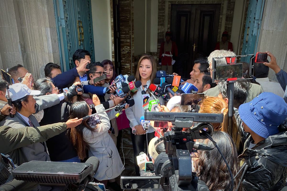 La viceministra de Comunicación, Gabriela Alcón, en contacto con los medios. Foto: Vicecom.