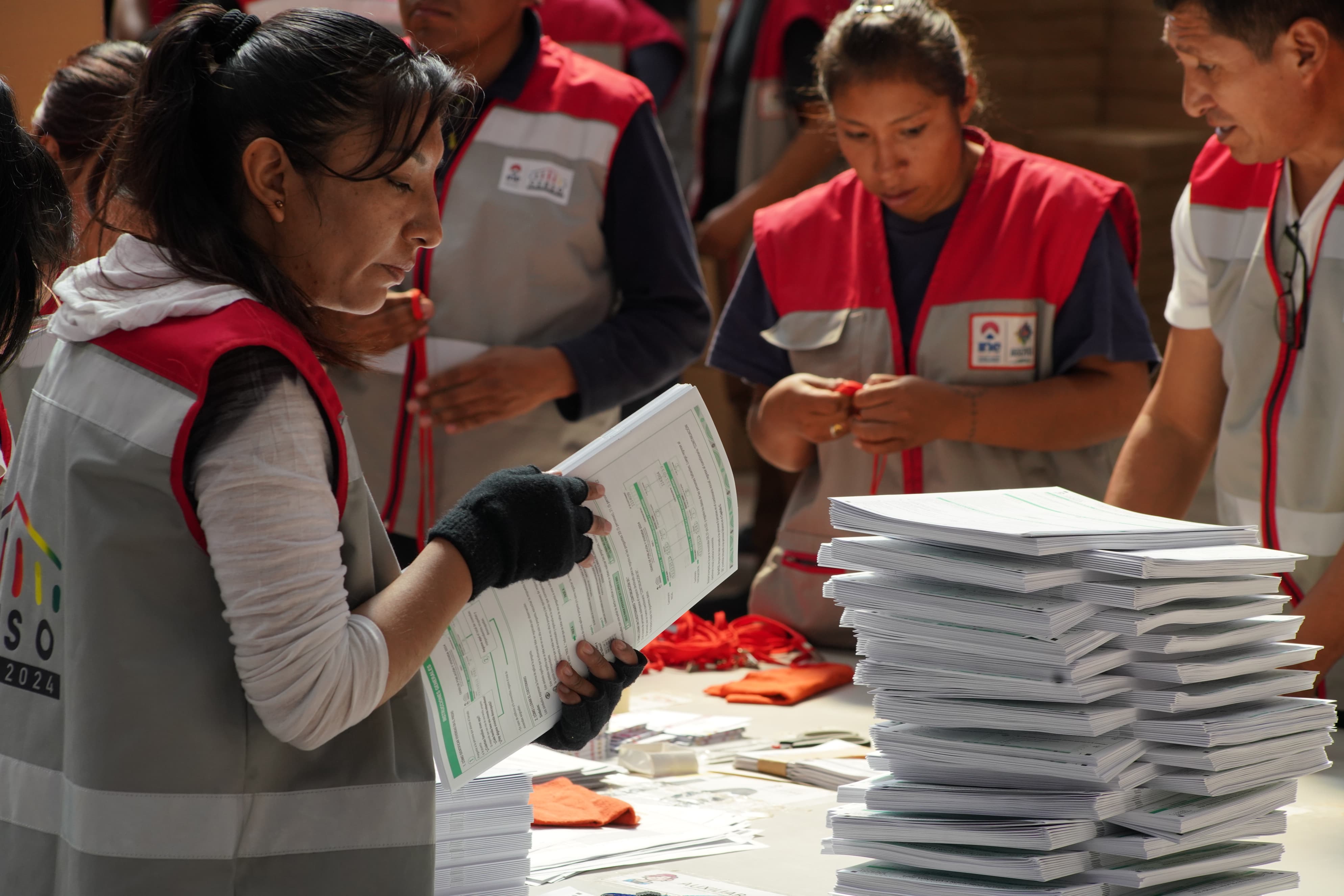 INE muestra el material censal y expone el armado de cajas en su centro logístico 