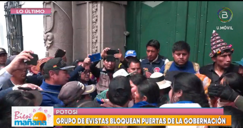 Grupos afines a Morales agreden y generan conflicto en puertas de la Gobernación de Potosí