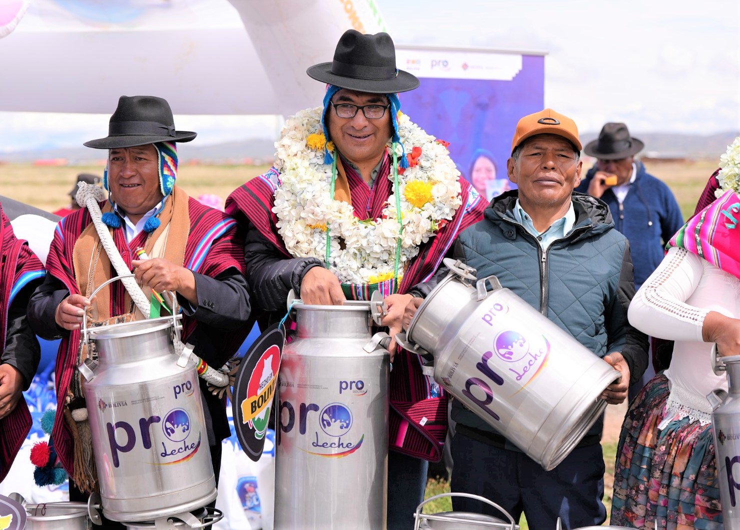 Gobierno entrega a lecheros de Guaqui equipamiento productivo por más de Bs 1 millón 