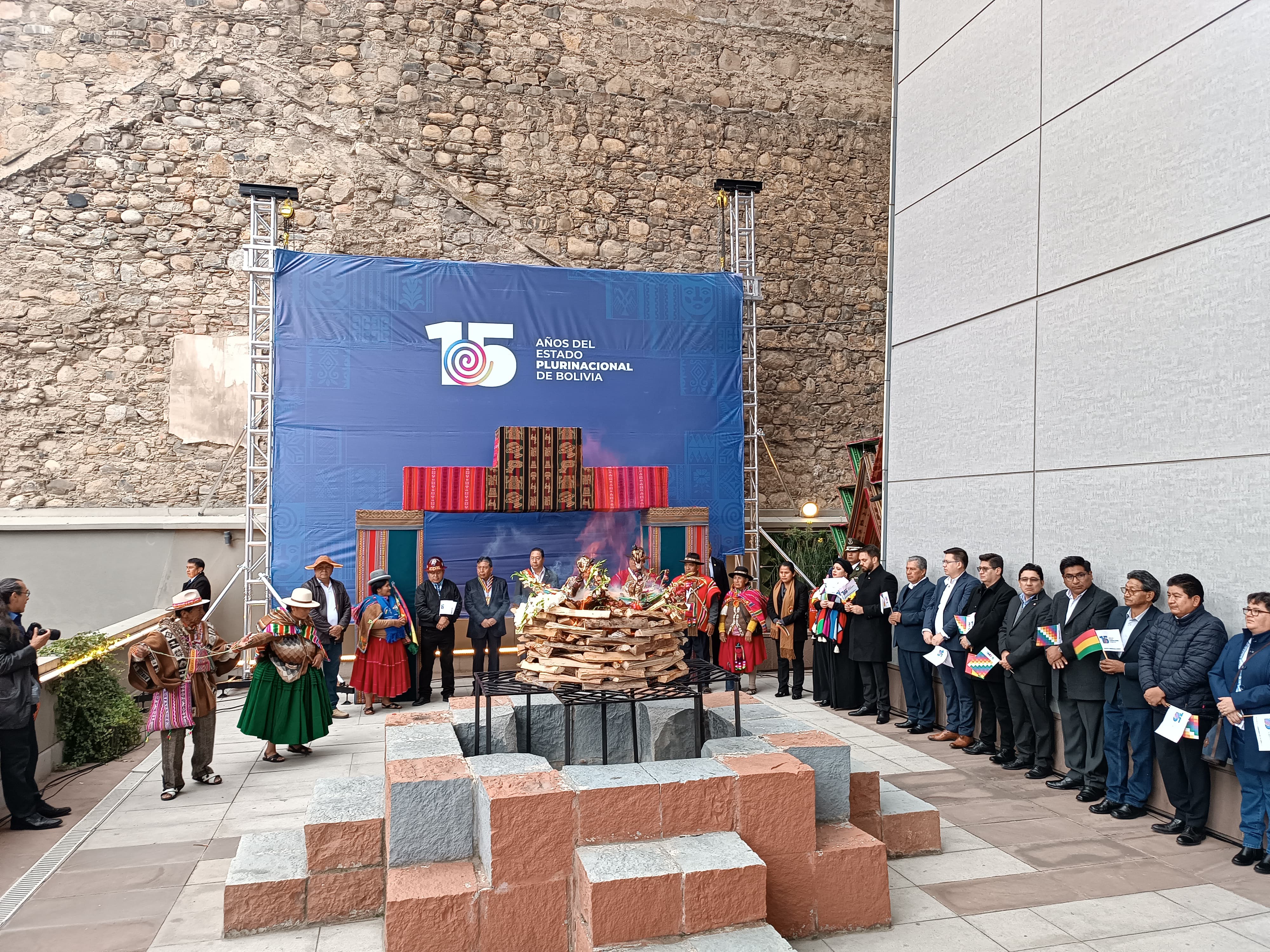 Ceremonia ancestral en el atrio de la Casa Grande del Pueblo. Foto: ABI.