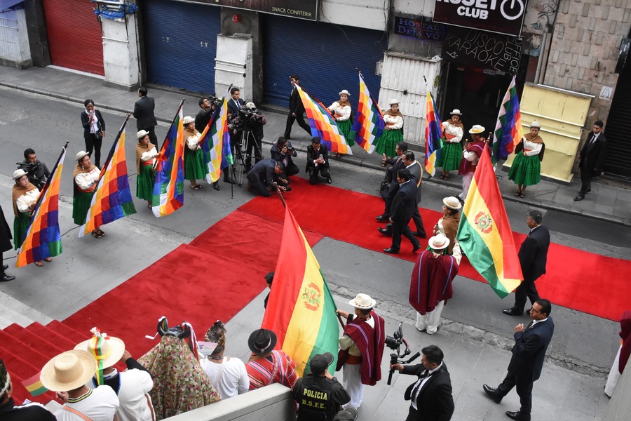 Interculturales destacan los avances en los 15 años del Estado Plurinacional La Paz, 22 de enero de 2024 (ABI). – La ejecutiva de la Confederación Mujeres Sindical de Comunidades Interculturales de Bolivia, Janeth Pizarro, destacó este lunes los logros alcanzados en los 15 años del Estado Plurinacional. “En la actualidad nos encontramos con una estabilidad económica (…) Debemos sentirnos orgullos de ser bolivianos”, dijo la dirigente en entrevista con Red Patria Nueva. Este 22 de enero se celebra la fundación de Estado Plurinacional de Bolivia. Diversas organizaciones sociales, sociedad civil y otros se dieron cita para conmemorar este día en la Plaza Murillo de la ciudad de la Paz. Esta celebración inició con un rito ancestral de agradecimiento a la Pachamama (Madre Tierra) en el atrio de la Casa Grande del Pueblo junto al presidente Luis arce, vicepresidente David Choquehuanca, autoridades nacionales y representantes de organizaciones sociales. Con la promulgación de la nueva Constitución se materializaron los temas pendientes que dejó la revolución de 1952: la inclusión social y económica en una República que tenía “signos de exclusión social y económica muy predominantes”.