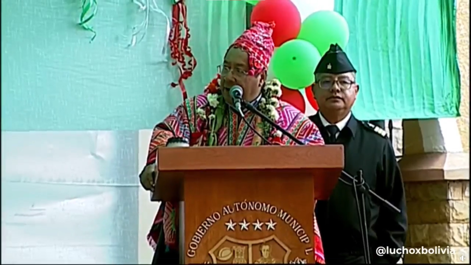 Presidente entrega tres tinglados y compromete construcción de puente en Tapacarí