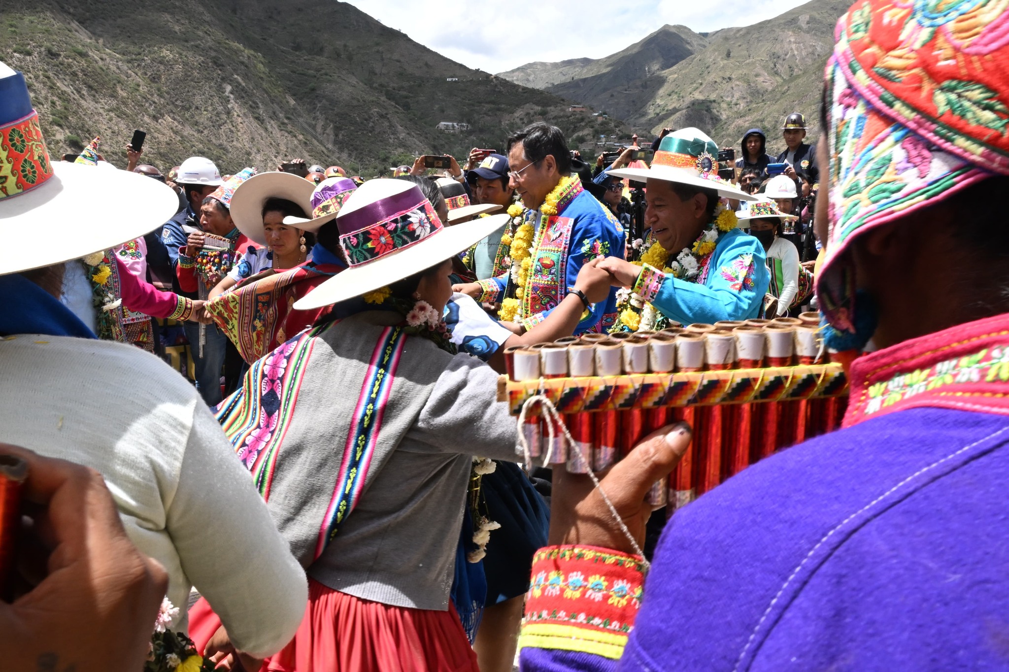 Arce entrega un puente vehicular, viviendas sociales y sistema de agua en el municipio de Arque por Bs 16,4 millones 