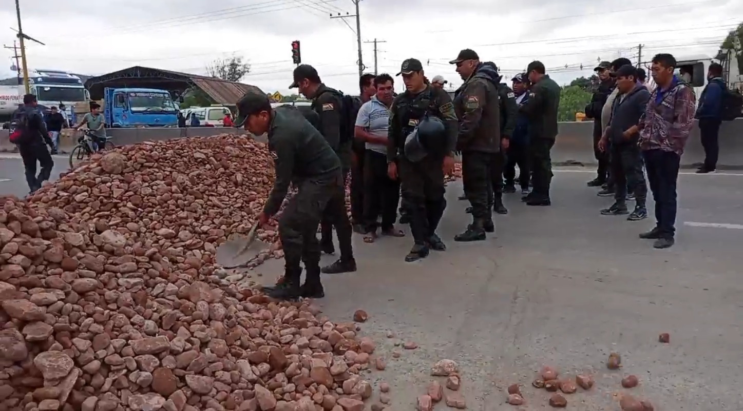 Policía logra habilitar vía en un punto de bloqueo entre Vinto y Sipe Sipe