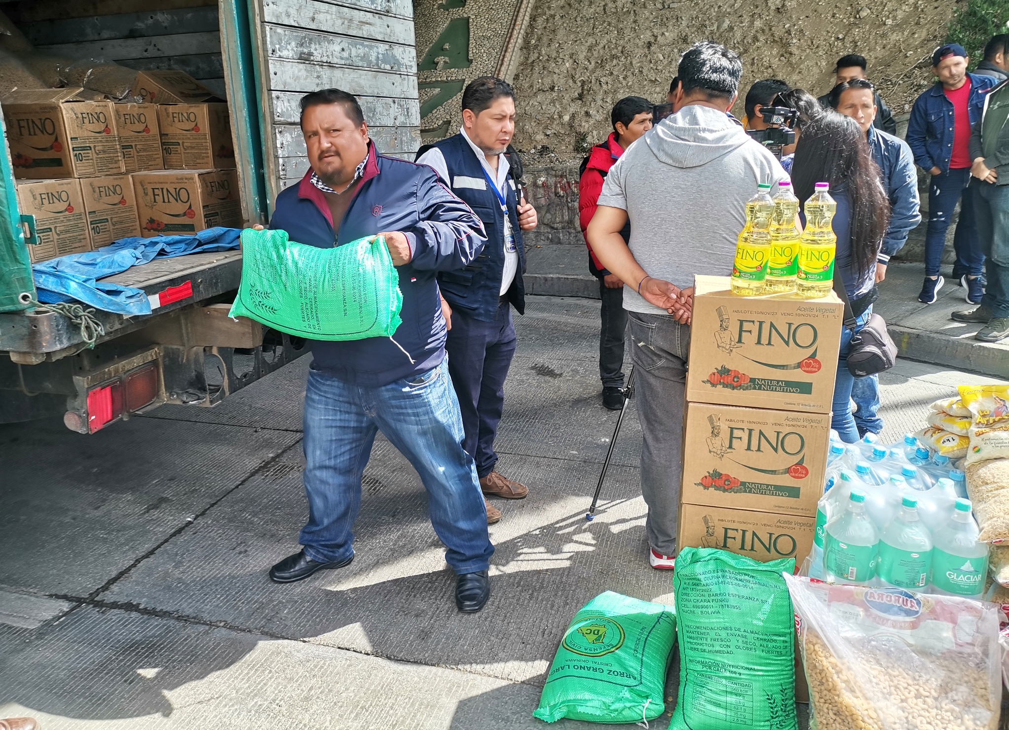 Envían otras 11 toneladas de alimentos, médicos y ambulancias para socorrer a trasportistas varados por los bloqueos