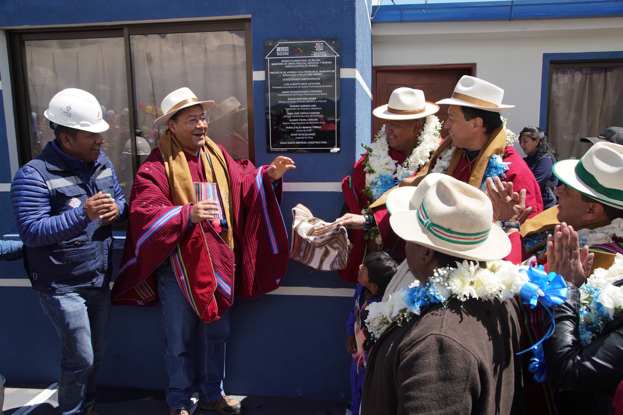 Arce inicia celebración de la efeméride de Oruro con la entrega de 70 viviendas en Soracahi