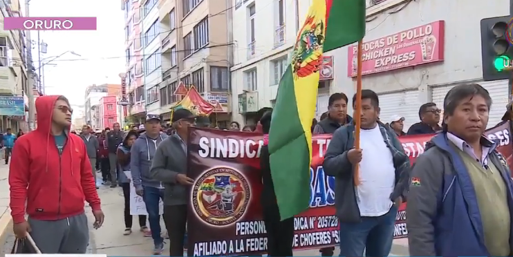 Más de 80 sindicatos de transportistas de Oruro marchan contra los bloqueos instigados por Evo