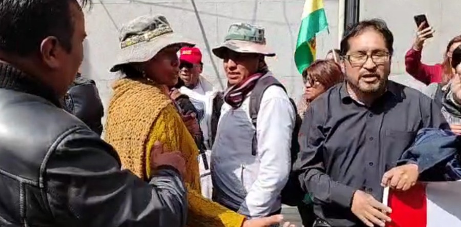 Grupos de choque afines a Morales se instalan en puertas de la Vicepresidencia