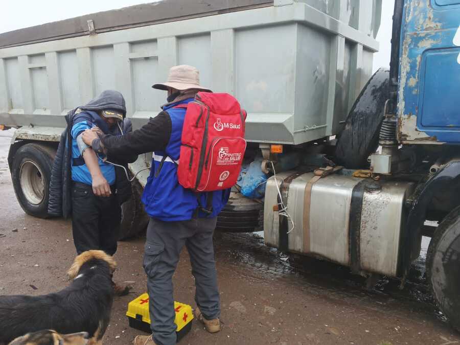 Brigadas médicas llegan a 24 puntos de bloqueo y atienden a choferes y población retenida en carretera