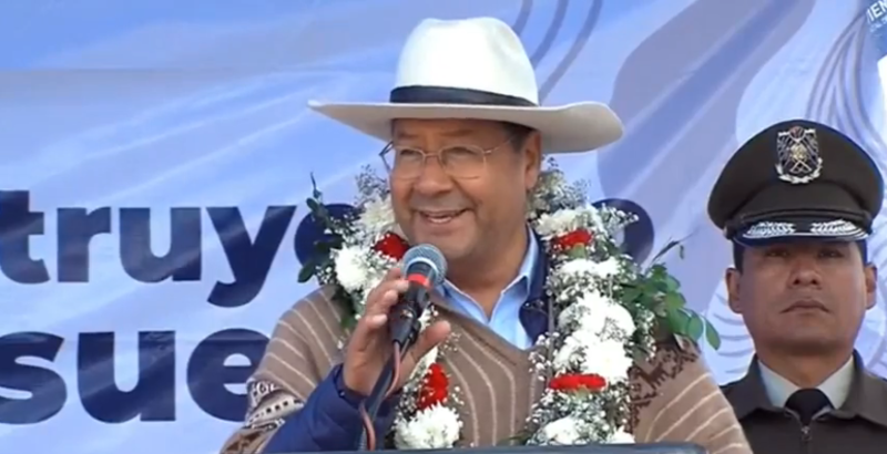 Arce entrega viviendas y un puente vehicular en Carangas con Bs 4,6 millones y anuncia construcción de un centro de salud