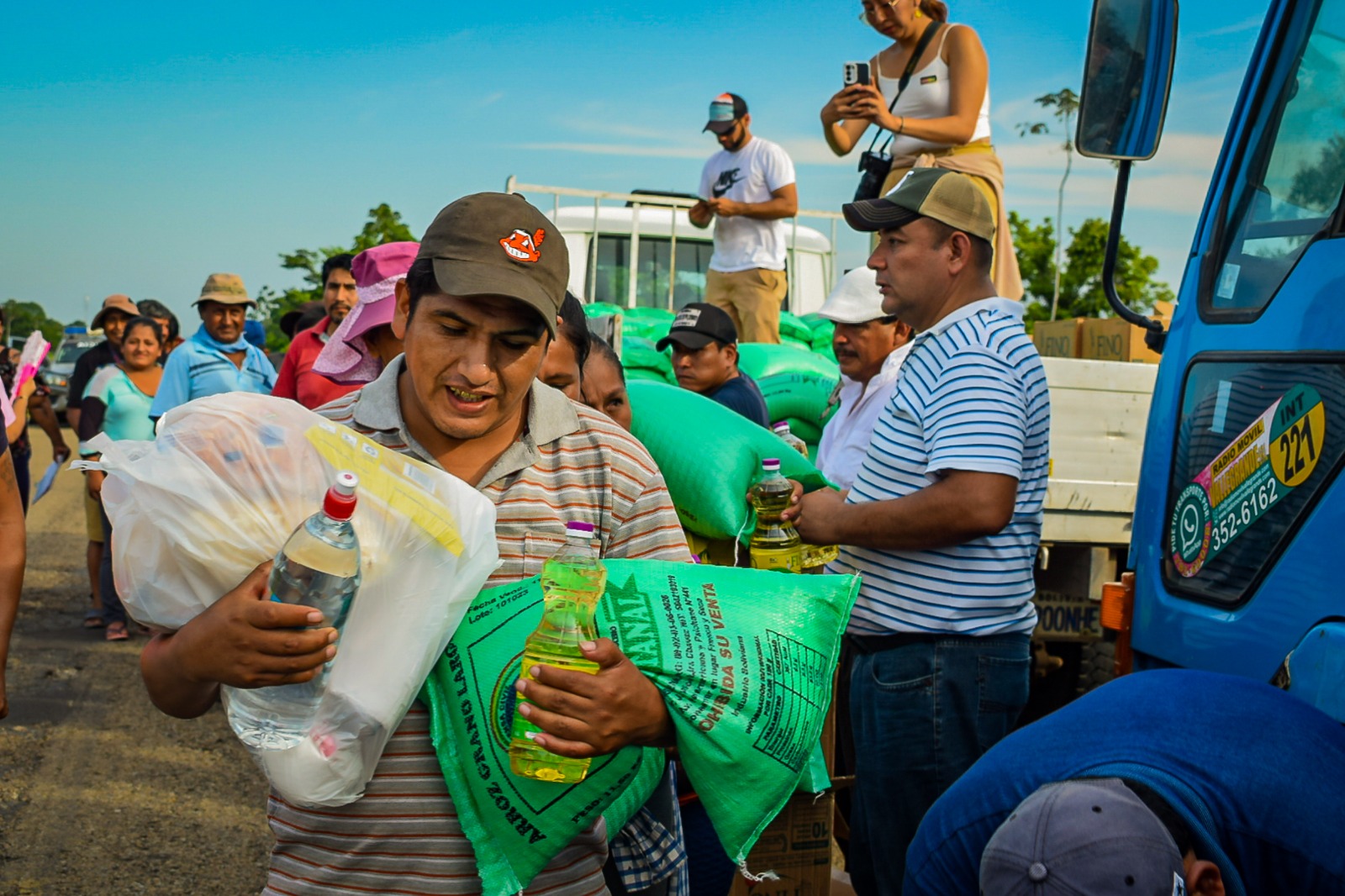 Gobierno envía seis toneladas de ayuda humanitaria a transportistas varados en Cochabamba