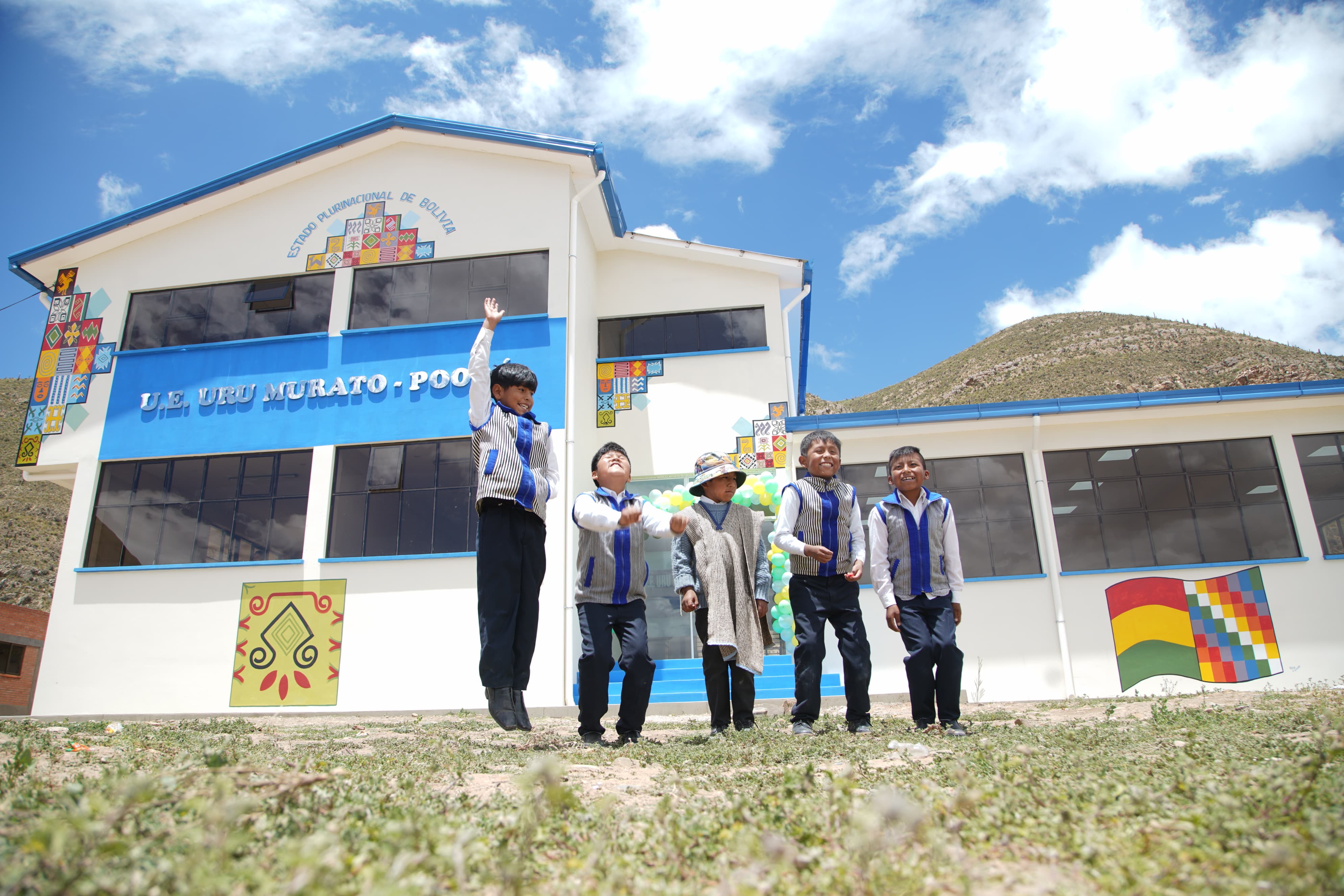 En Poopó entregan 50 viviendas sociales, un puente vehicular y una moderna escuela
