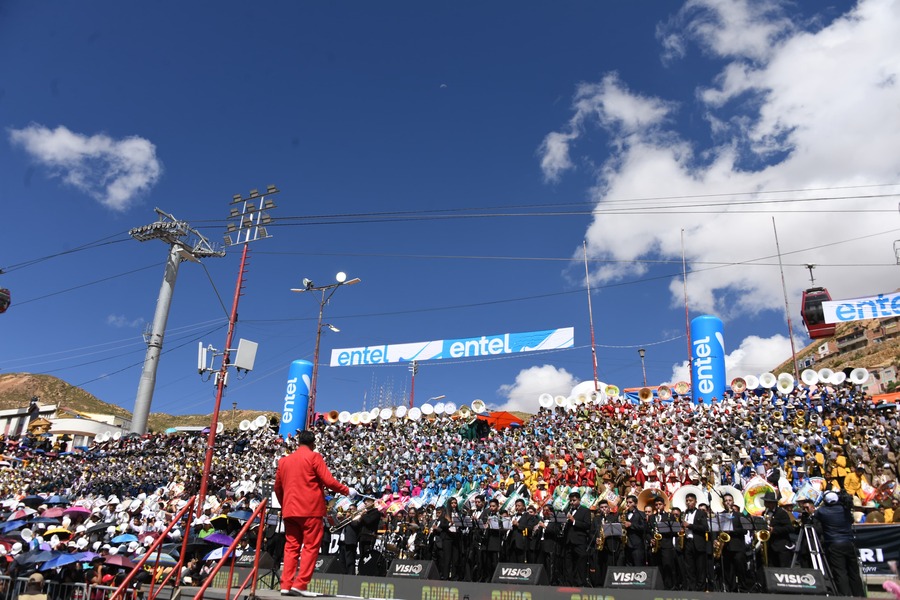 Con el mensaje de unidad retumban en Oruro los instrumentos de bronce en el Festival de Bandas