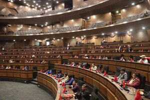 Diputados instala sesión para aprobar ley de las elecciones judiciales en medio de vigilia de organizaciones sociales