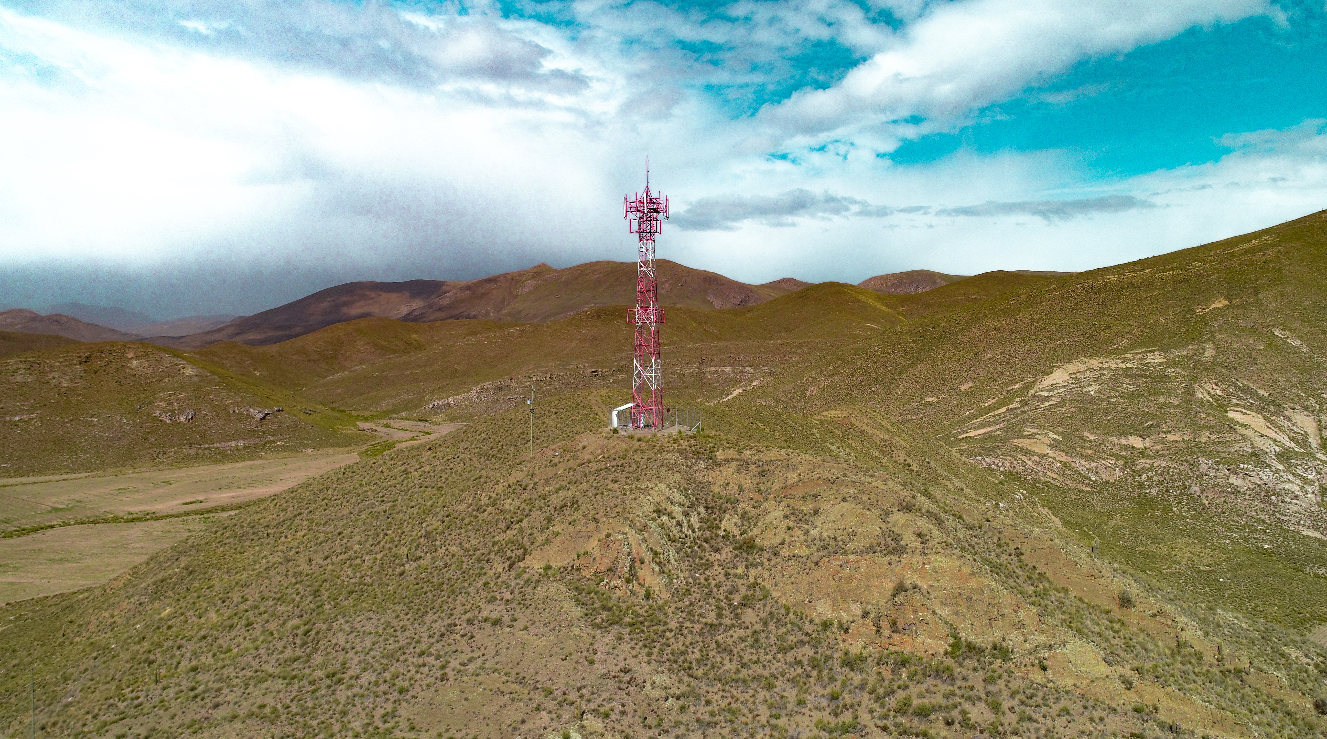 Gobierno potencia la conectividad en Oruro con entrega de una moderna radio base de Entel 