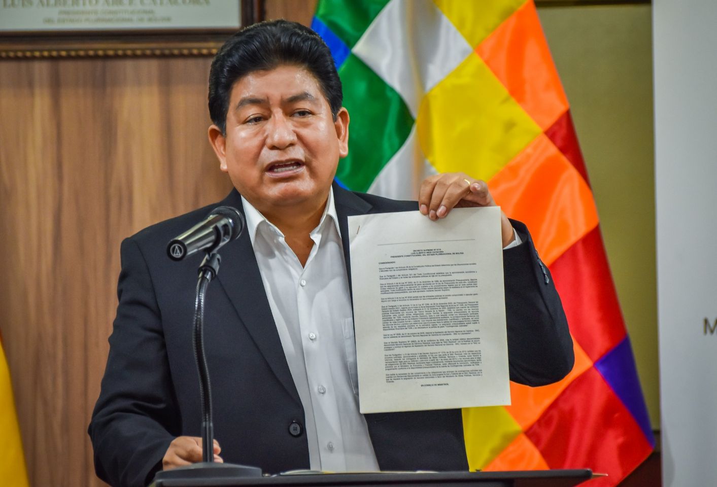 Ministro desmiente a diputado y afirma que Gobierno asume deudas de la gestión de Evo Morales