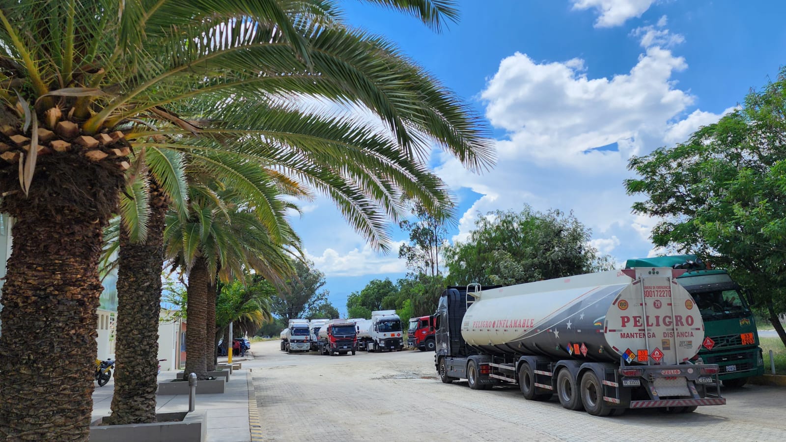 YPFB ingresa al país 400 cisternas con combustibles y atiende sobredemanda en Santa Cruz