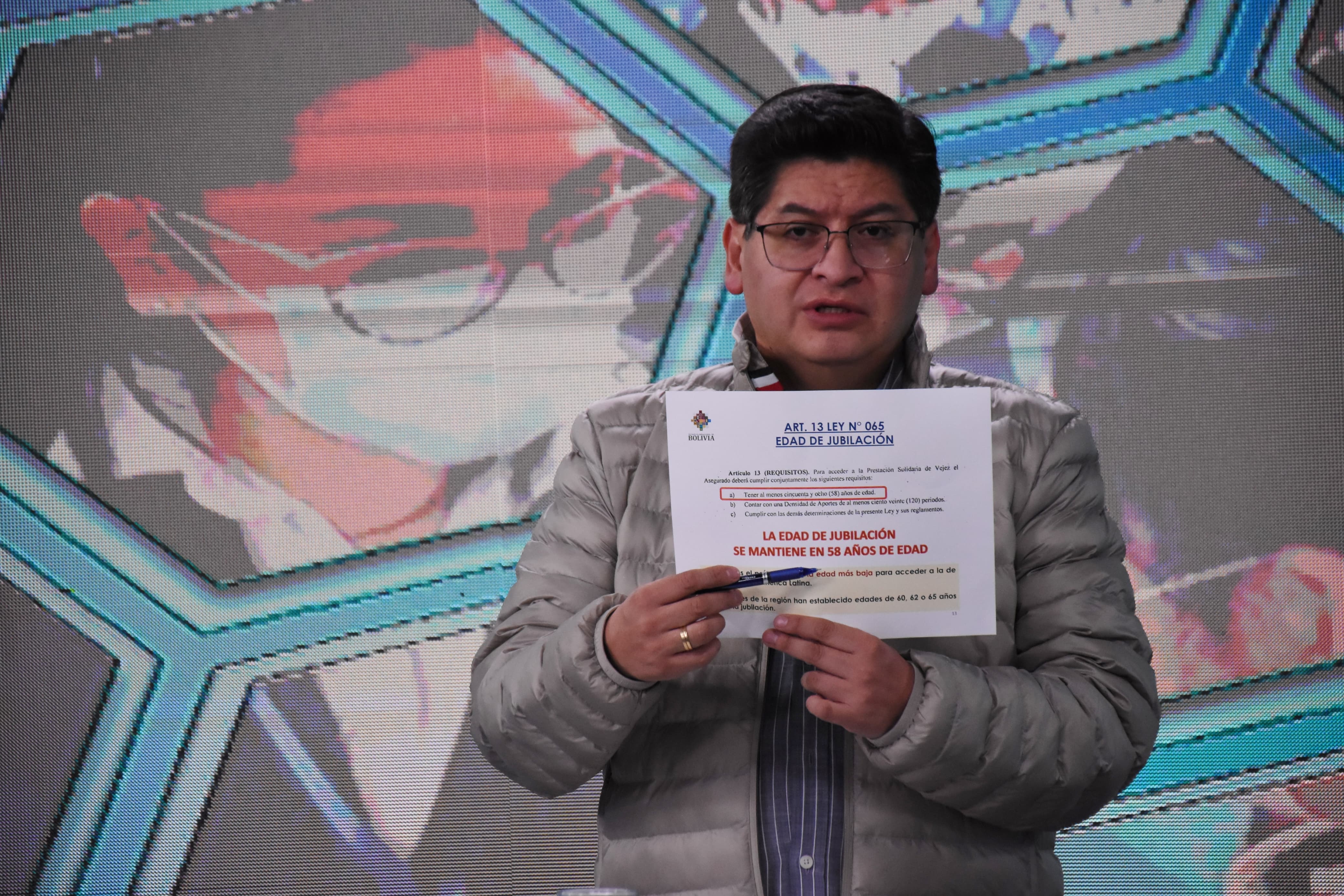 Ministro aclara que la edad de jubilación se mantiene en 58 años y que las personas pueden seguir aportando por encima de ese rango