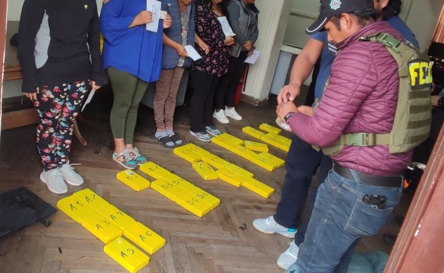 Detectan en Cochabamba a 10 mujeres llevando en el cuerpo 67 kilos de droga