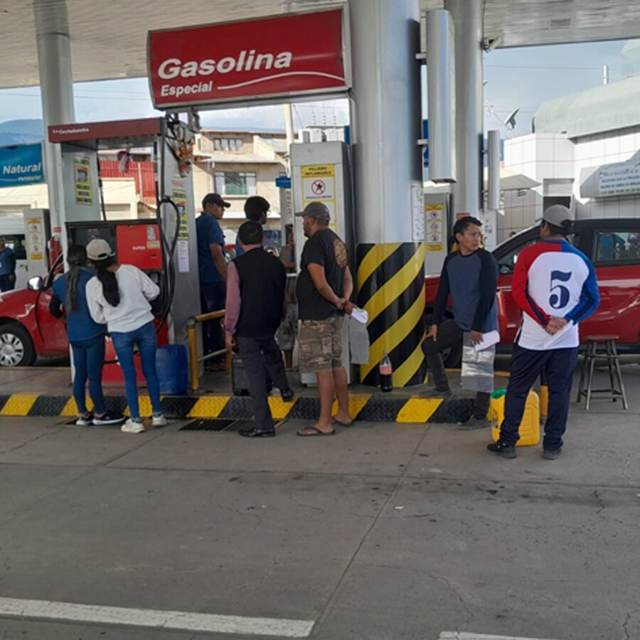 Detienen en Cochabamba a una persona que acopiaba y revendía combustible 