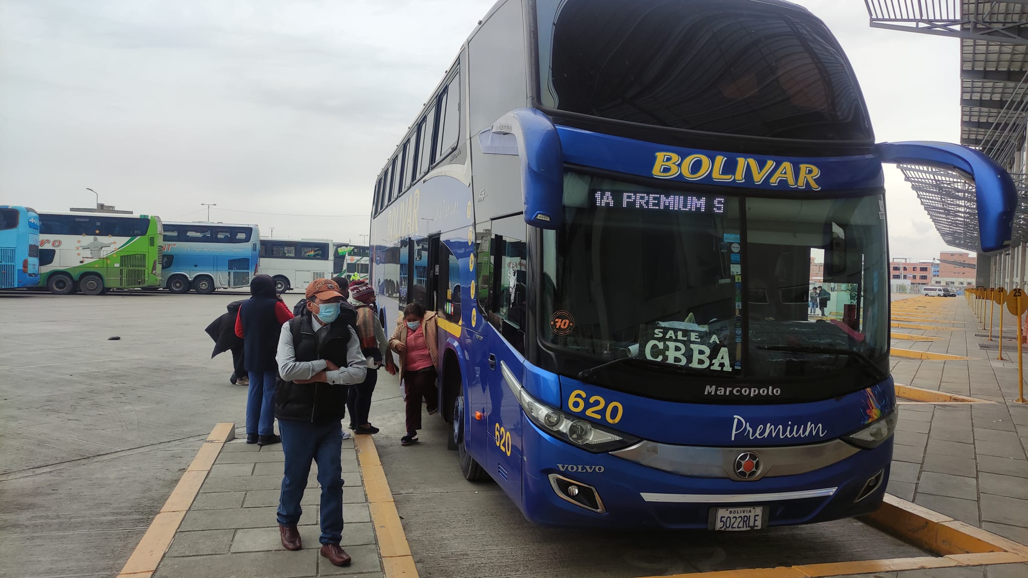 Reportan carreteras expeditas y salidas normales desde las terminales de La Paz y El Alto